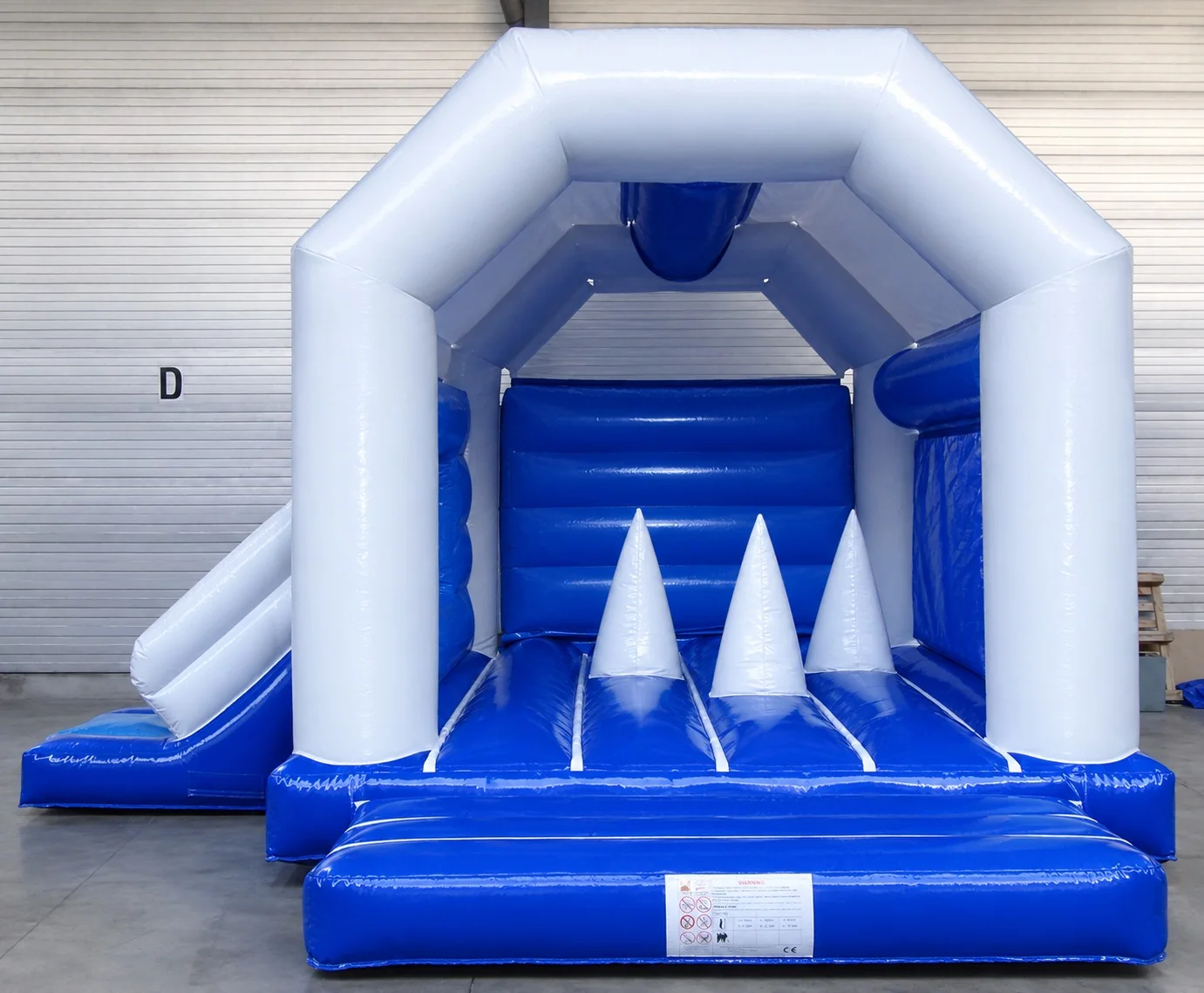 Château classique avec toboggan latéral bleu et blanc