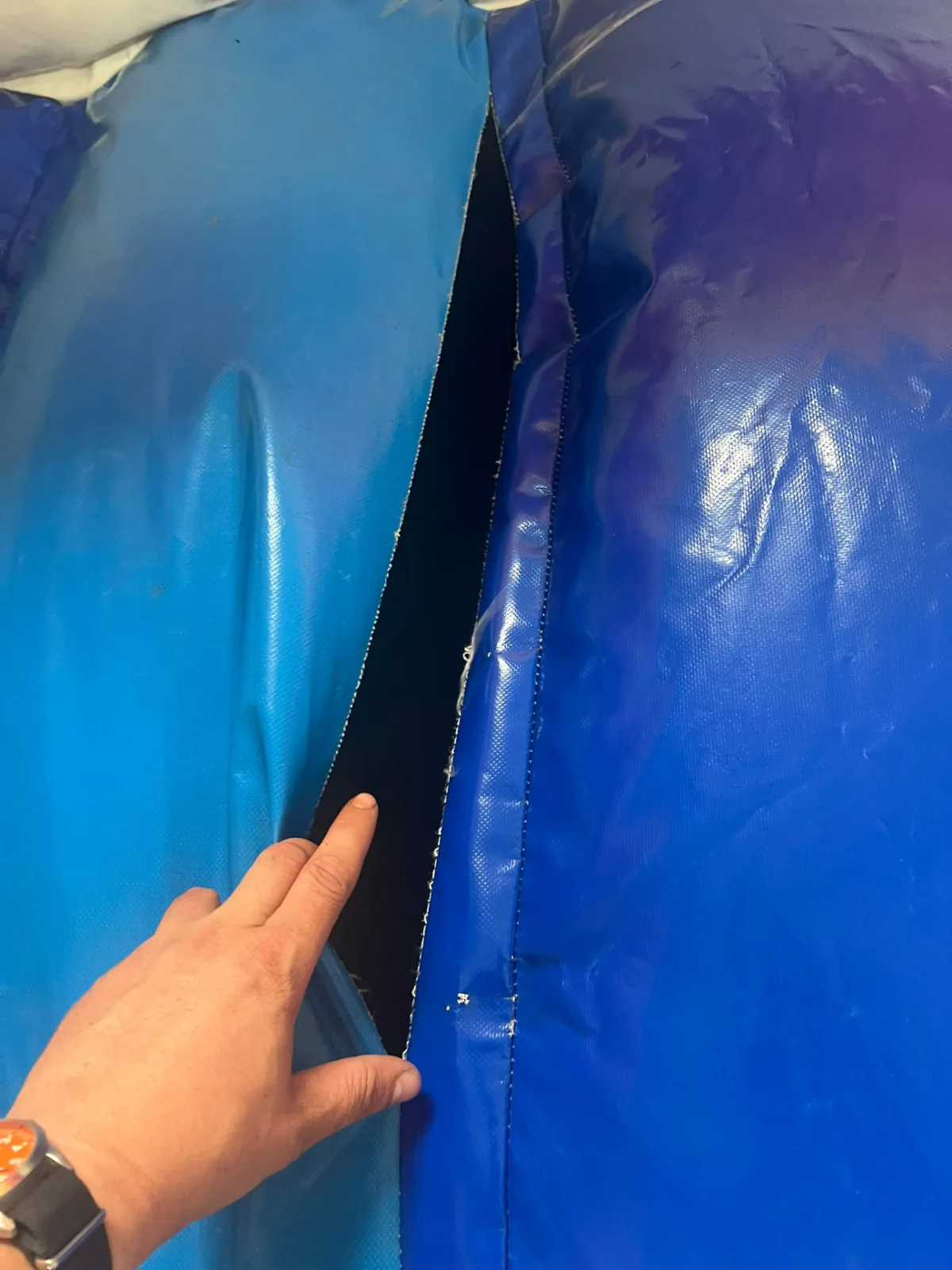 Réparation d’une couture sur toile PVC : avant, InflaTex Nivelles