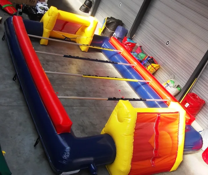 Babyfoot humain gonflable bleu, rouge et jaune