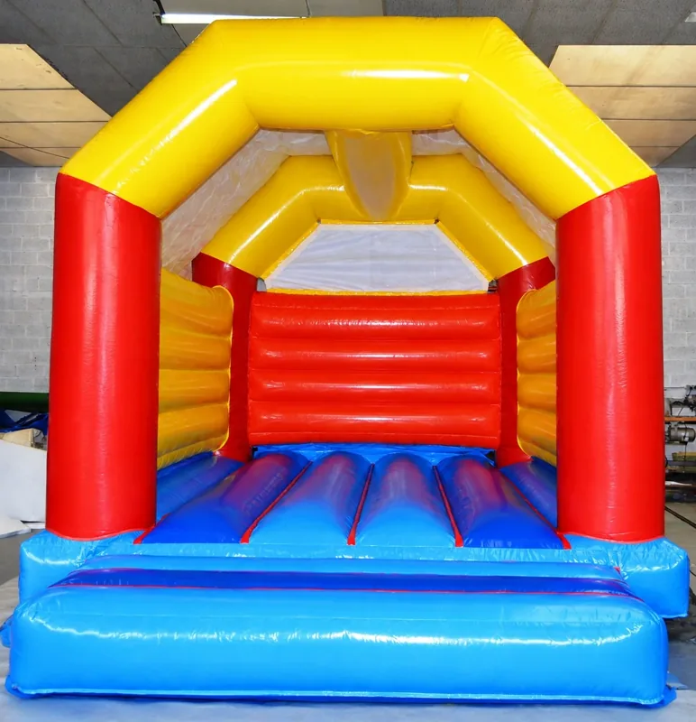 Château classique couvert jaune, rouge et bleu avec décor personnalisé