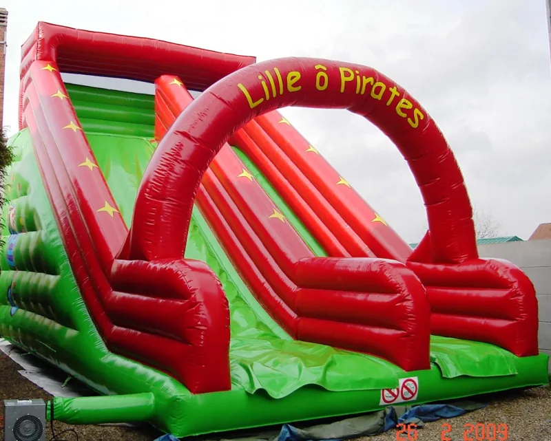 Château toboggan rouge et vert, thème pirates