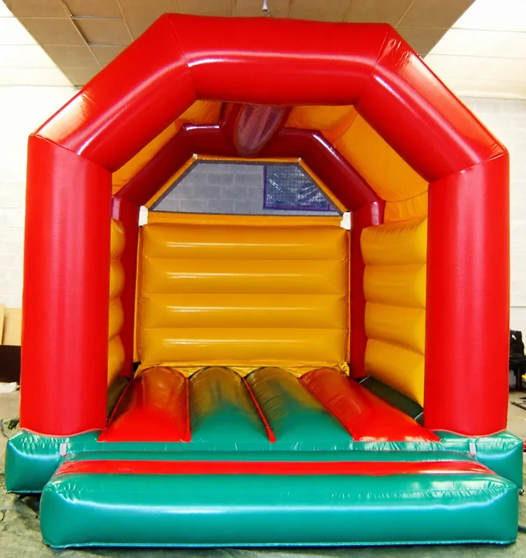 Château classique couvert rouge, jaune et vert de la collection InflaTex