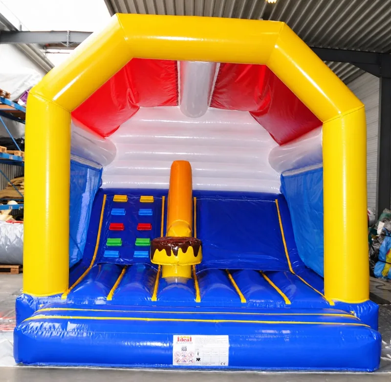 Château classique avec toboggan intérieur bleu, jaune et rouge