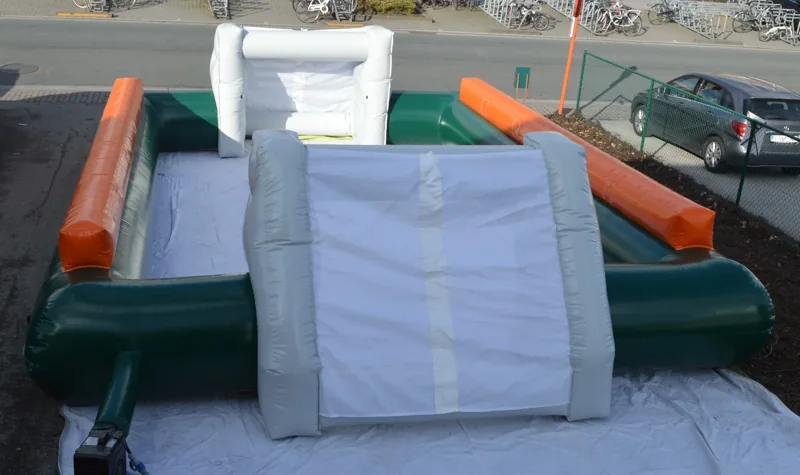 Terrain de football gonflable vert et orange
