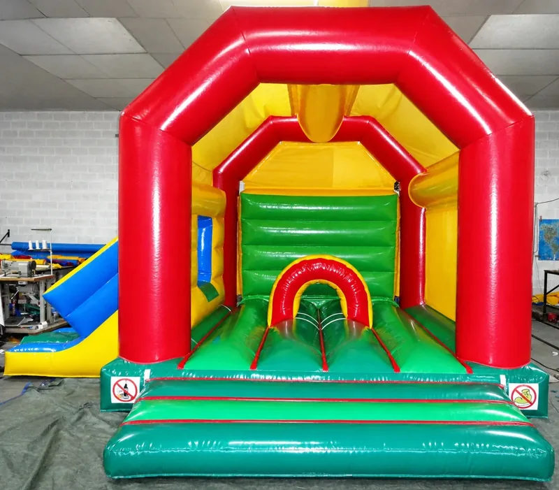 Château classique avec toboggan latéral rouge, vert et jaune