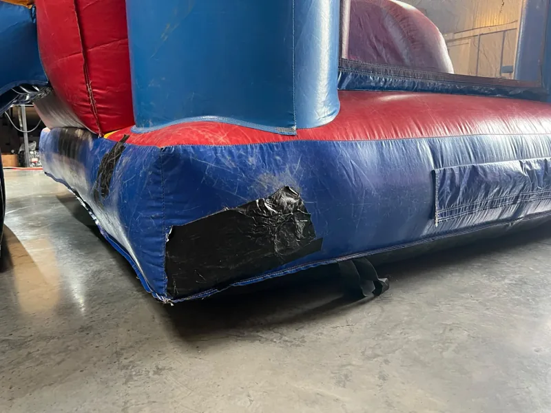 Réparation de la base d’un château gonflable : avant, InflaTex Nivelles